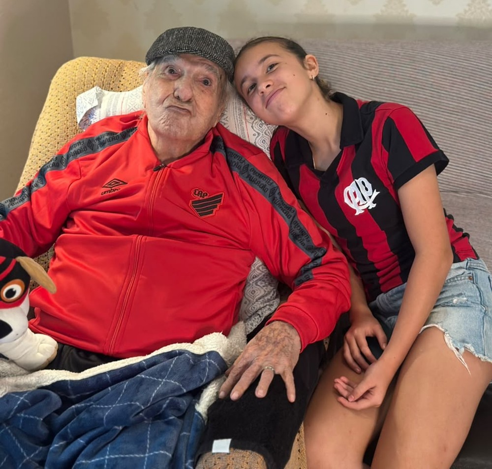 Aos 101 anos, eterno ídolo do futebol brasileiro inspira bisneta no esporte