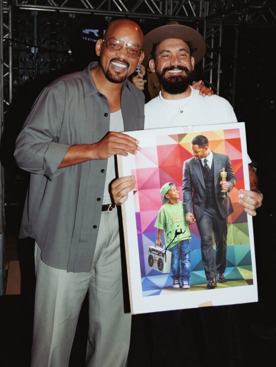 Will Smith participa de evento no Brasil e ganha arte de Eduardo Kobra