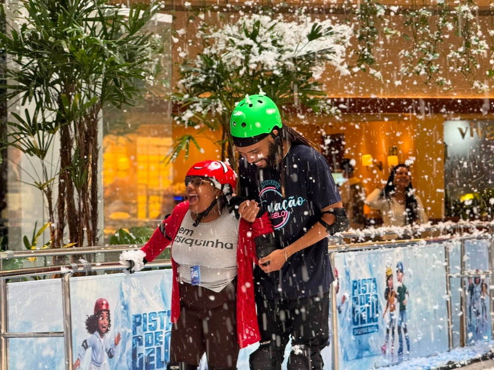 Crianças com deficiência visual vivem experiência especial na Pista de Gelo do Shopping Barra; veja fotos
