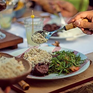 Feira de São Joaquim recebe festival gastronômico com 150 kg de feijoada gratuita e shows de samba