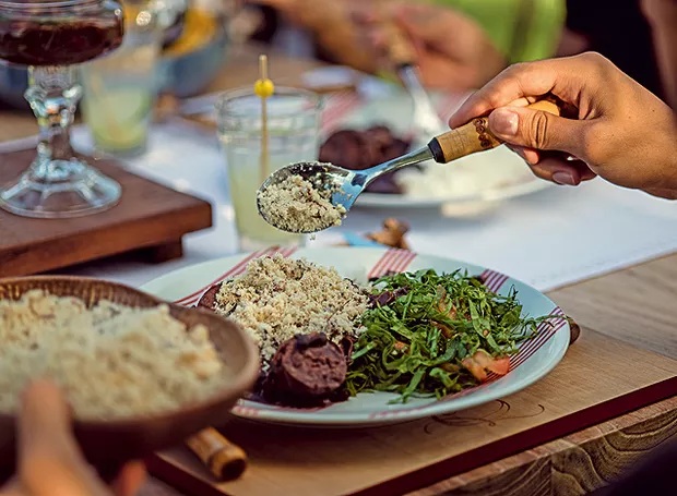 Feira de São Joaquim recebe festival gastronômico com 150 kg de feijoada gratuita e shows de samba