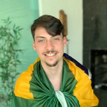 Aos 28 anos, filho de Jair Bolsonaro usa nome do pai na urna, omite orientação sexual e declara R$ 187 mil