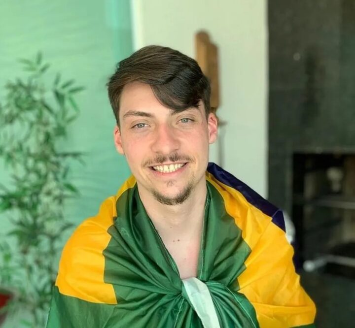 Aos 28 anos, filho de Jair Bolsonaro usa nome do pai na urna, omite orientação sexual e declara R$ 187 mil