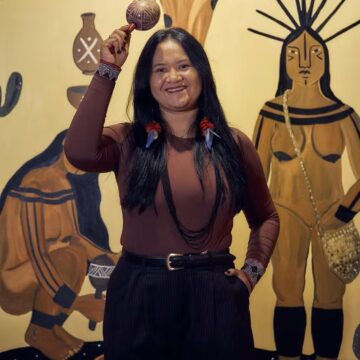 Quem é Yacunã Tuxá? Conheça a artista baiana, indígena e bissexual que transforma memória e identidade em arte