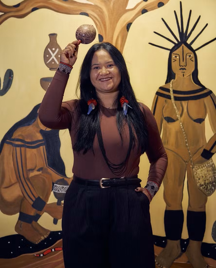 Quem é Yacunã Tuxá? Conheça a artista baiana, indígena e bissexual que transforma memória e identidade em arte