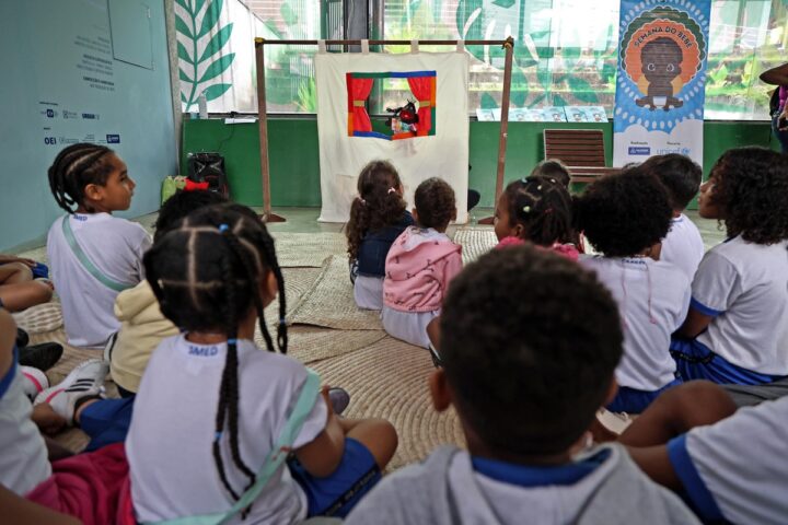 Estudantes participam de oficinas e plantio de árvore durante ação ambiental em Salvador