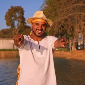 Irmão de Vander Lee, Marcos Catarina faz show em homenagem ao cantor em Salvador