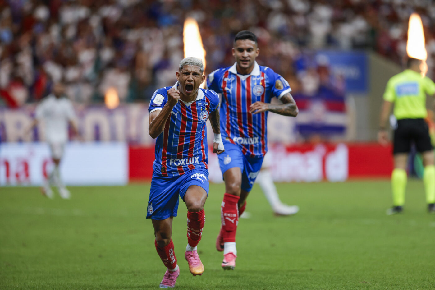 Bahia vira sobre o Internacional com dois gols de Pulga e volta ao G-5 do Brasileirão