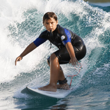 Aos 12 anos, filho de Simone Mendes planeja ser surfista; veja momentos em que ele já mostrou talento no esporte