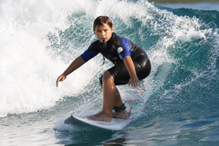 Aos 12 anos, filho de Simone Mendes planeja ser surfista; veja momentos em que ele já mostrou talento no esporte