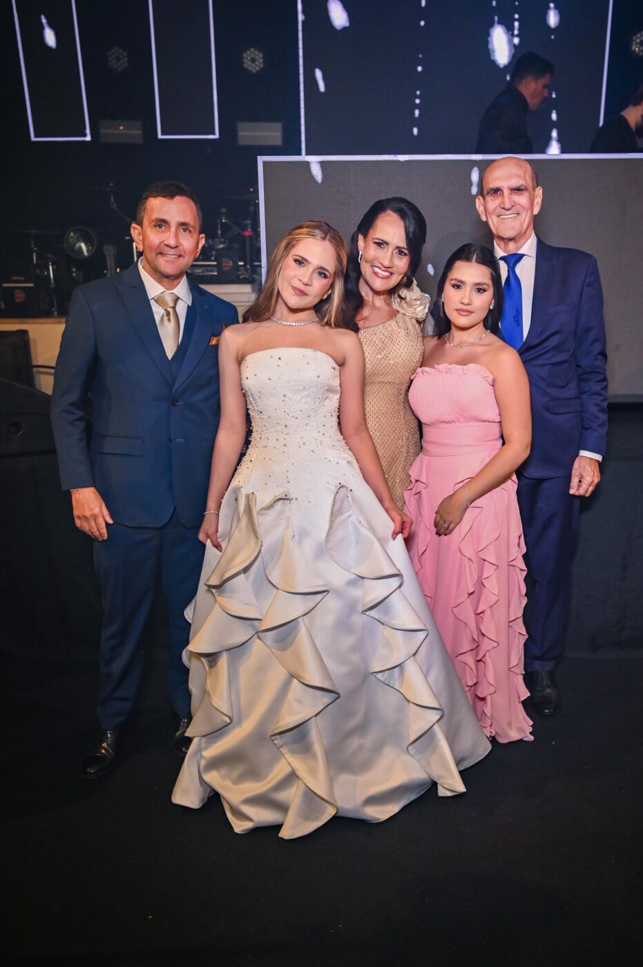 Carlos, Ana Beatriz, Isabela, Isabele Navarro e Ari Oliveira