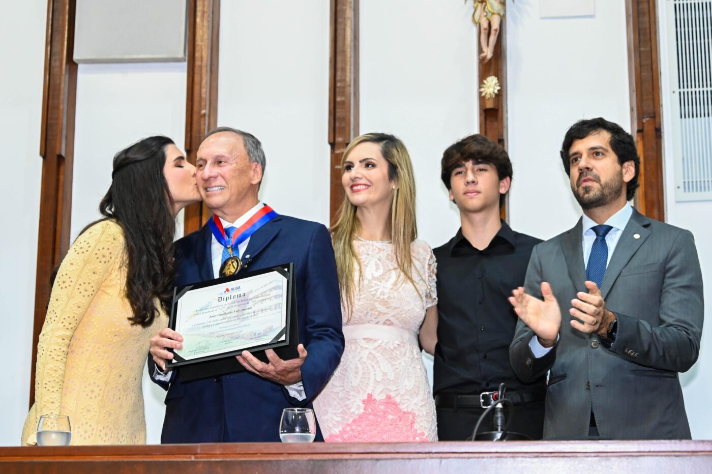 João Gualberto recebe Comenda Dois de Julho
