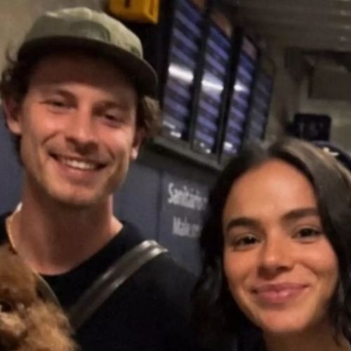 Shawn Mendes e Bruna Marquezine atendem fãs em aeroporto e chamam atenção com cachorro da atriz