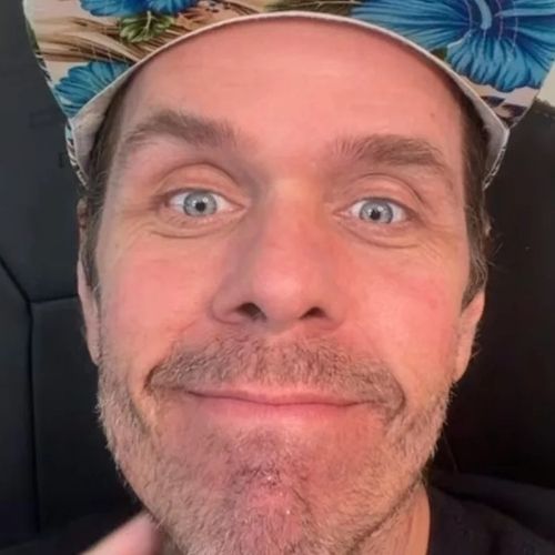 Blogueiro de celebridades perde a guarda dos três filhos após episódio de surto em live