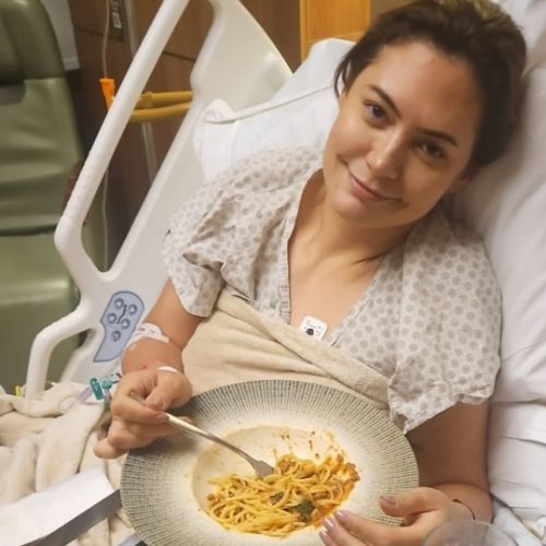 Michelle Bolsonaro é internada para investigar enxaquecas e publica foto no hospital