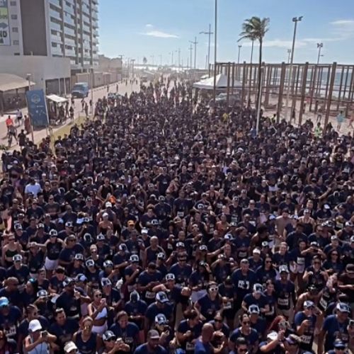 Corrida das Forças reúne multidão na Orla de Salvador com esporte, banho de mangueira e show de Filhos de Jorge