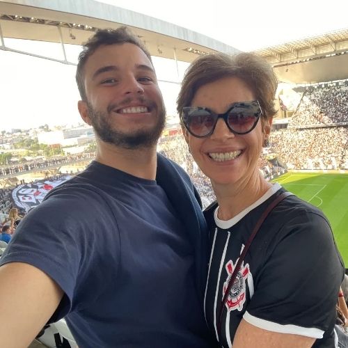 Discreta, Renata Lo Prete surpreende ao abrir álbum raro do filho e fazer declaração emocionante
