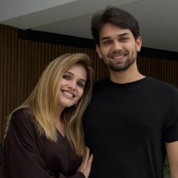 Viúva de Leandro emociona ao posar com o filho e semelhança com o cantor impressiona