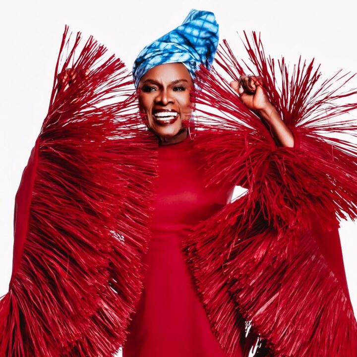 Conheça Angélique Kidjo, primeira artista negra africana a ganhar estrela na Calçada da Fama