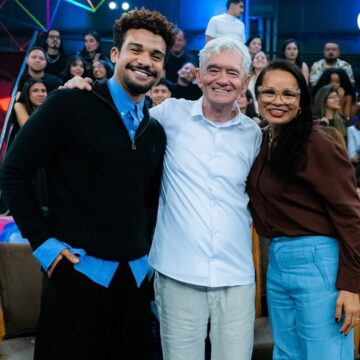 Lucas Leto participa do ‘Altas Horas’ ao lado da mãe neste sábado (15)