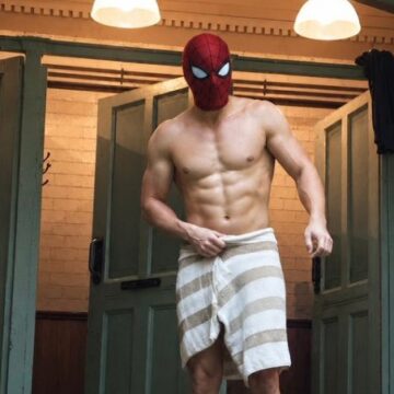 Tom Holland revela que ficou desidratado por horas para cena sem camisa em “Homem-Aranha: Um Novo Dia”: ‘Não recomendo’