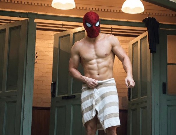 Tom Holland revela que ficou desidratado por horas para cena sem camisa em “Homem-Aranha: Um Novo Dia”: ‘Não recomendo’