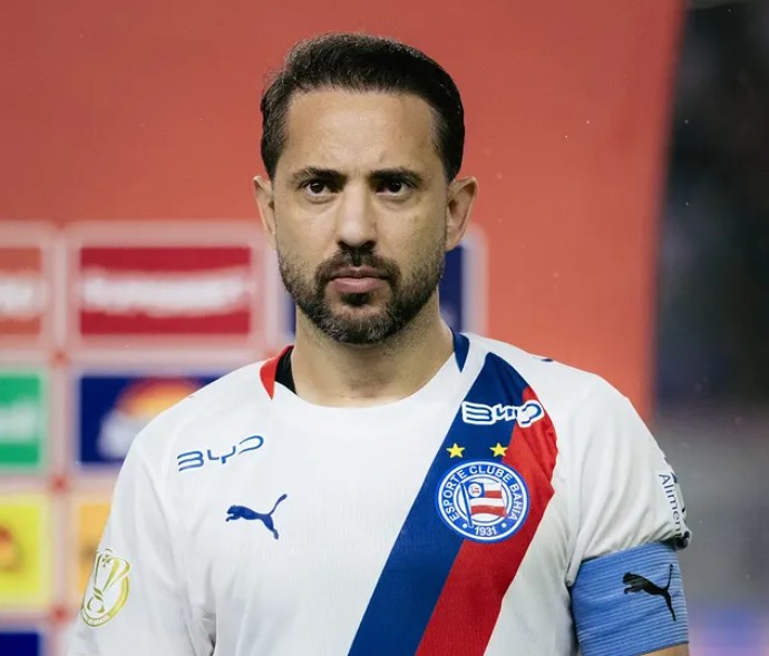 Everton Ribeiro passa por cirurgia na coluna e desfalca escalação do Bahia para a partida contra o Vasco neste domingo