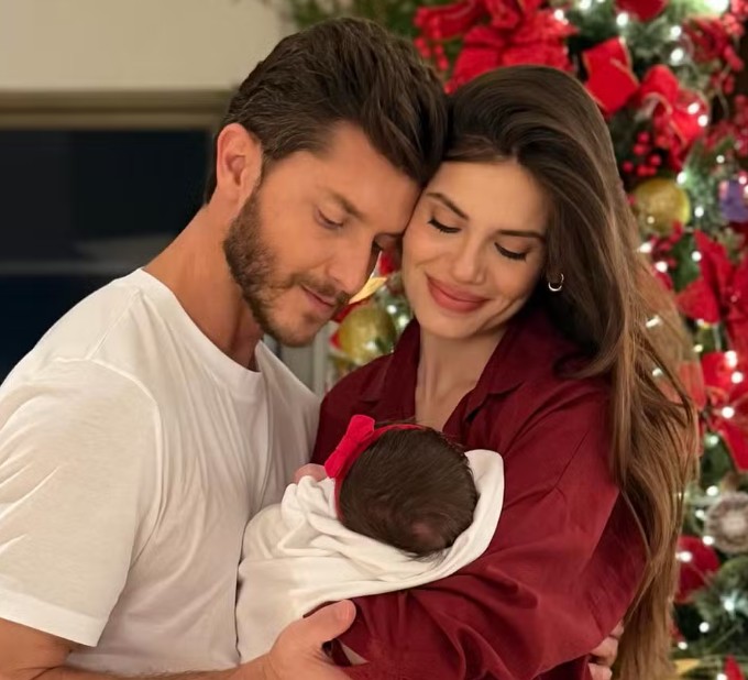 Klebber Toledo celebra Dia dos Pais ao lado da primeira filha com Camila Queiroz: “A vida ganha um novo sentido”