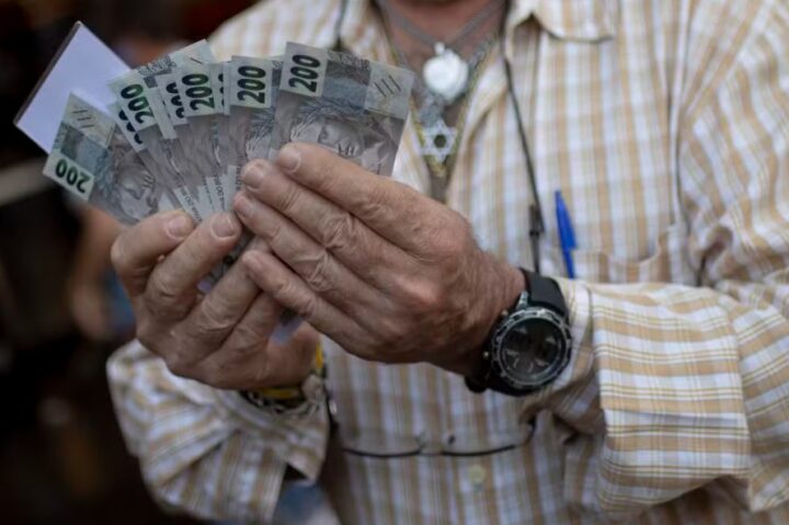 Governo projeta salário mínimo de R$ 1.741 para 2027, representando um aumento de 120 reais no valor atual