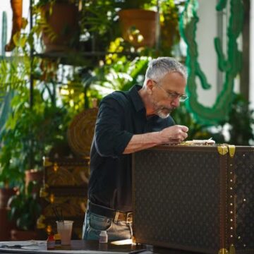 Humberto Campana reinterpreta famosos baús da Louis Vuitton em experiência imersiva