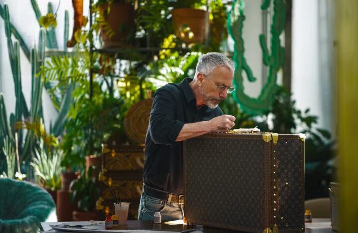 Humberto Campana reinterpreta famosos baús da Louis Vuitton em experiência imersiva