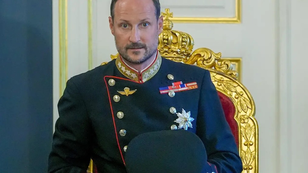 Noruega tem novo rei; conheça Haakon VIII e as polêmicas que cercam o monarca europeu
