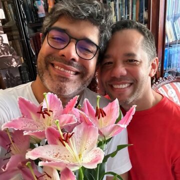 Escritor baiano Itamar Veira Júnior comemora 47 anos e ganha homenagem do esposo