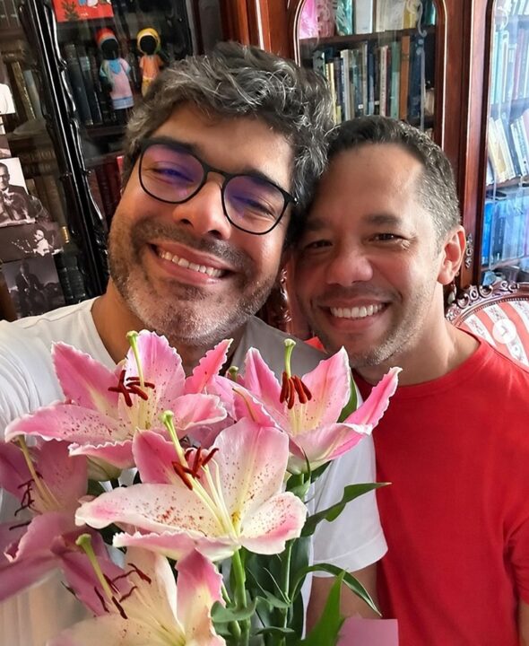 Escritor baiano Itamar Veira Júnior comemora 47 anos e ganha homenagem do esposo