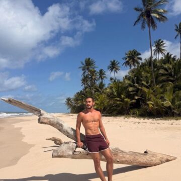 Ator Filipe Bragança se encanta com belezas de Itacaré durante temporada na Bahia