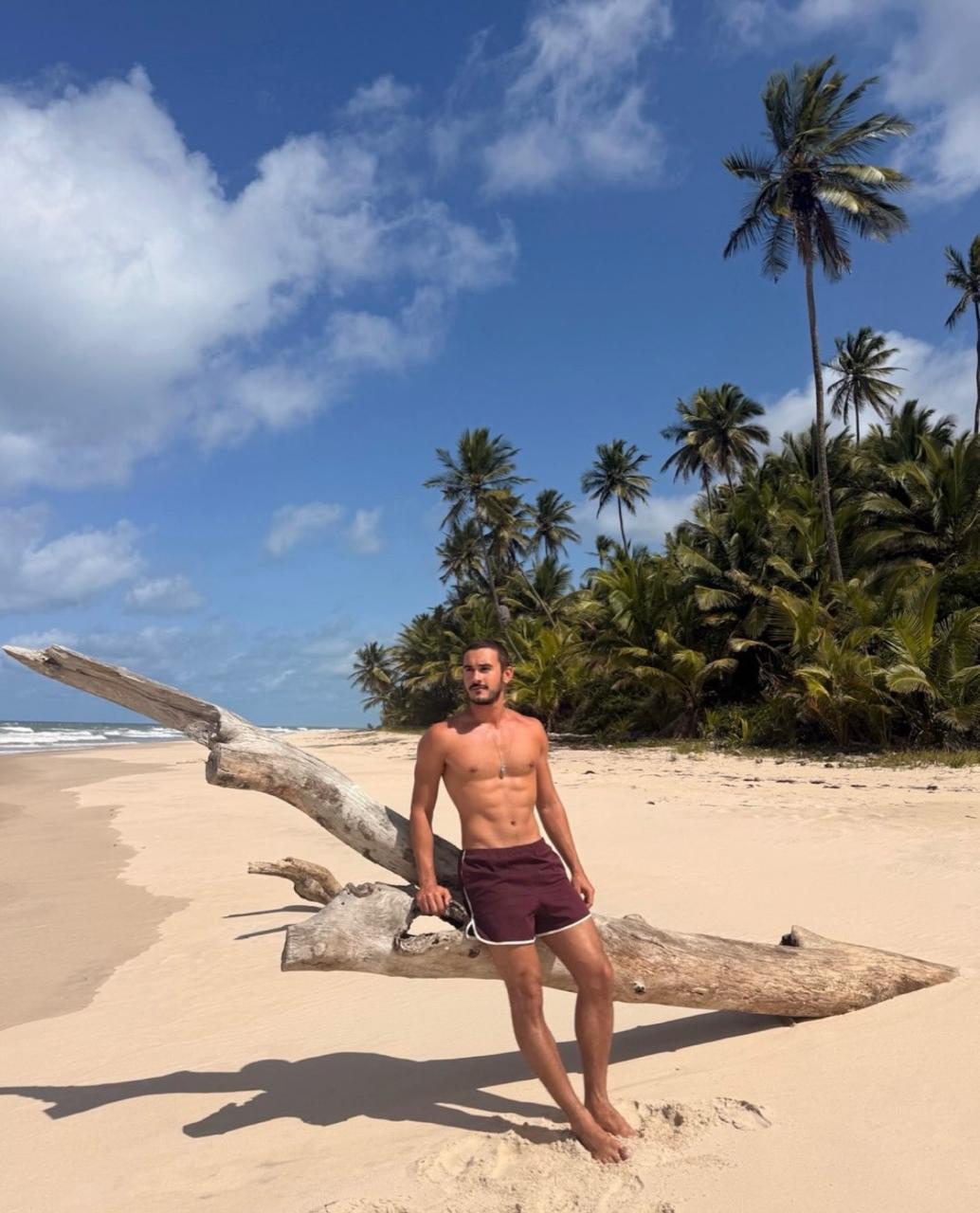 Ator Filipe Bragança se encanta com belezas de Itacaré durante temporada na Bahia