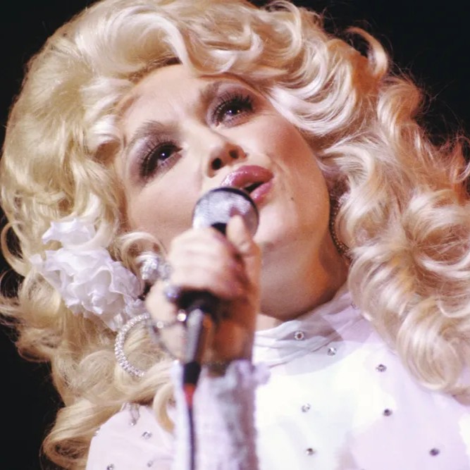 A pedido da própria artista, musical de Dolly Parton chegará à Broadway no próximo ano