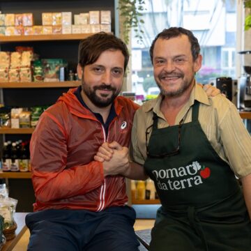 Matheus Nachtergaele e Gregório Duvivier aparecem caracterizados em primeira foto de “O Zelador”