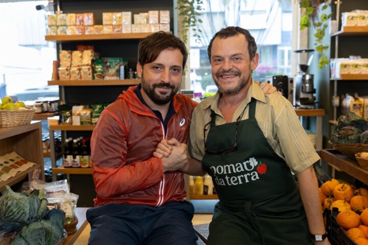 Matheus Nachtergaele e Gregório Duvivier aparecem caracterizados em primeira foto de “O Zelador”