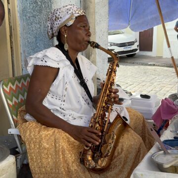 Baiana do Sax: conheça Sueli de Jesus, quituteira que une acarajé e música em Cachoeira
