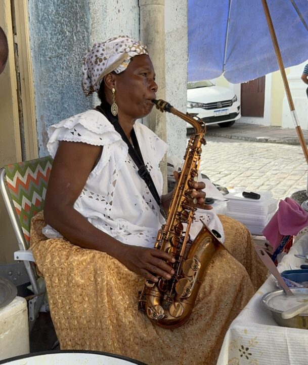 Baiana do Sax: conheça Sueli de Jesus, quituteira que une acarajé e música em Cachoeira