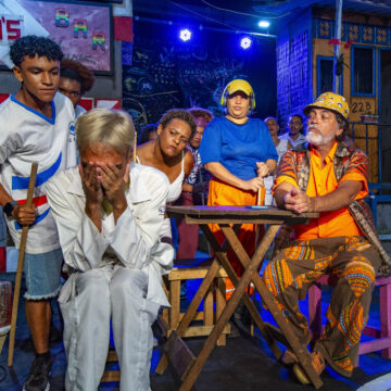 Samba Dionísio: Espetáculo discute preconceitos sociais e violência policial no Forte do Barbalho, com sessões até o fim do mês
