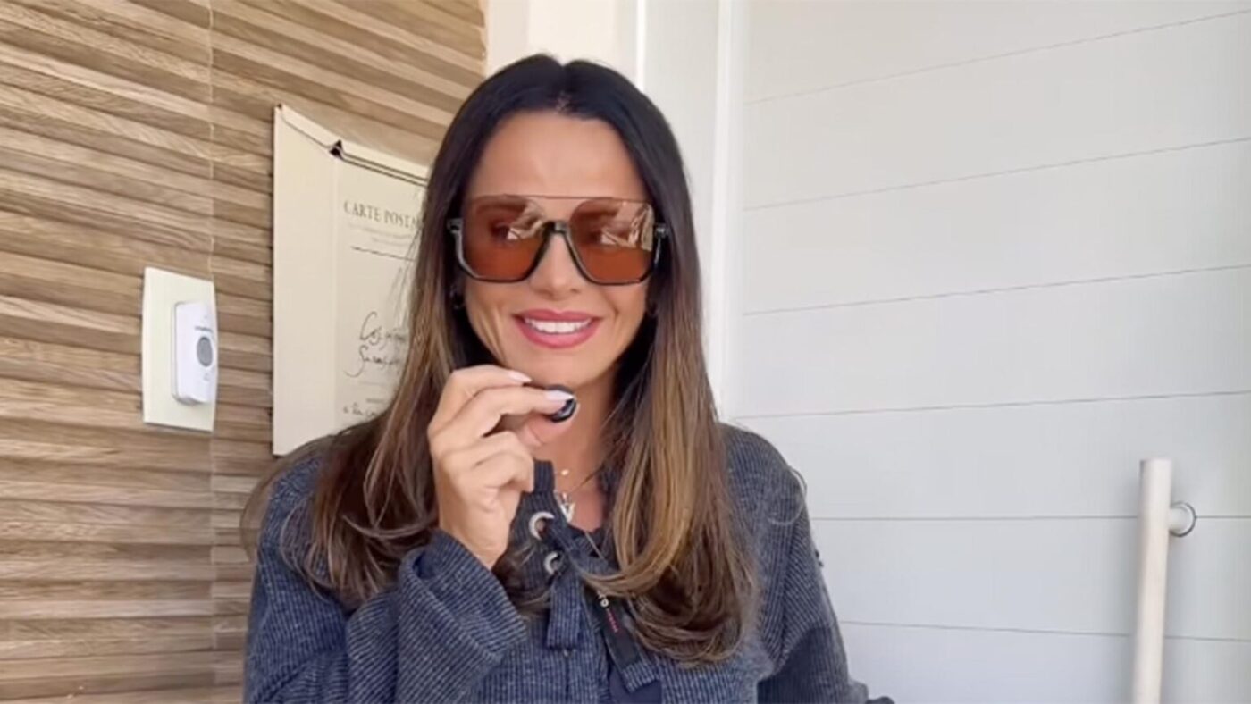 Aos 51 anos, Viviane Araújo tem mansão milionária com piscina em formato não convencional