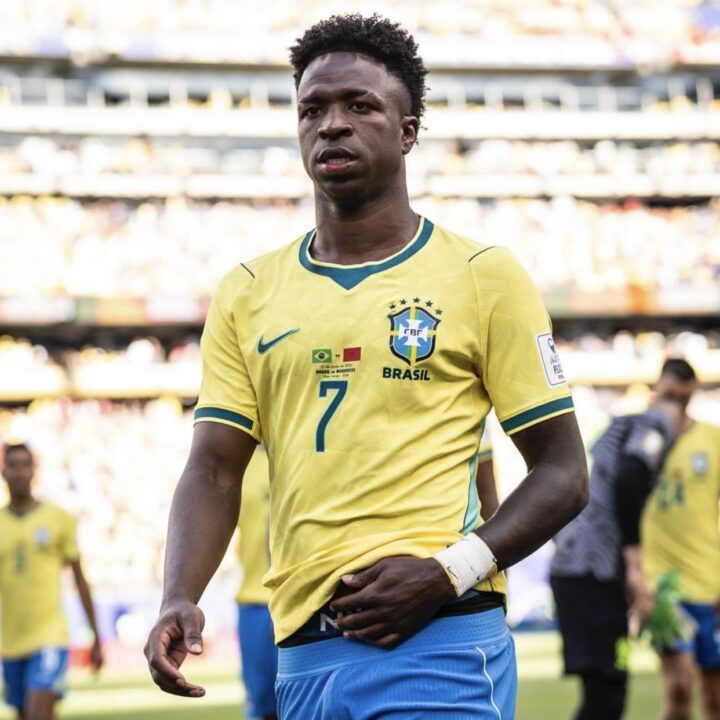 De volta à Espanha, Vini Jr se reúne com Pérez e Mourinho para definir futuro no Real Madrid