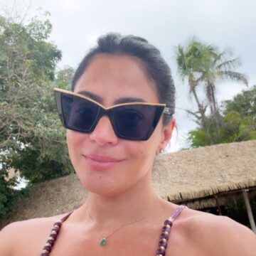 Carol Castro aproveita praia na Bahia e renova o bronzeado: ‘Baêa’
