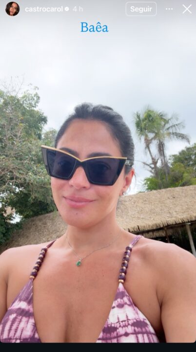 Carol Castro aproveita praia na Bahia e renova o bronzeado: ‘Baêa’