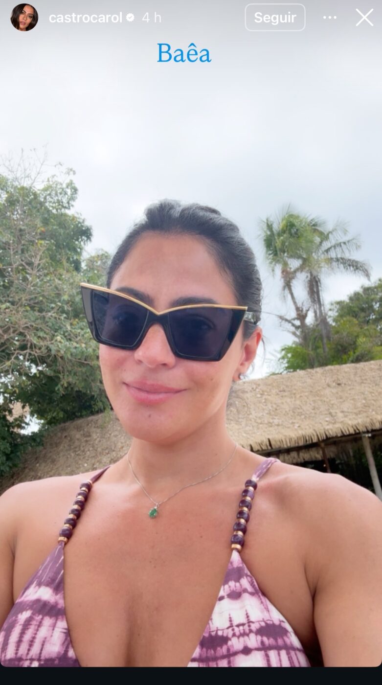 Carol Castro aproveita praia na Bahia e renova o bronzeado: ‘Baêa’
