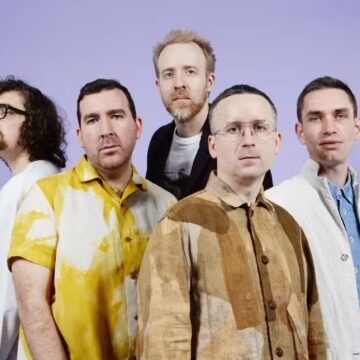 Hot Chip anuncia show no Brasil para celebrar 20 anos de ‘The Warning’