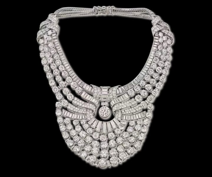 Colar de diamantes da antiga rainha do Egito é roubado de museu