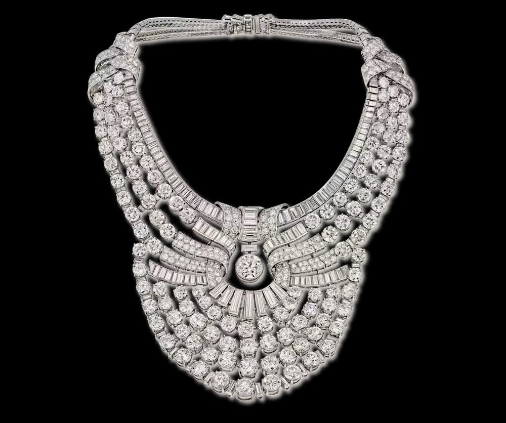 Colar de diamantes da antiga rainha do Egito é roubado de museu